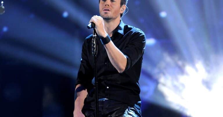 Creyó que tenía una relación con Enrique Iglesias, le transfirió miles de dólares y su marido desbarató la estafa