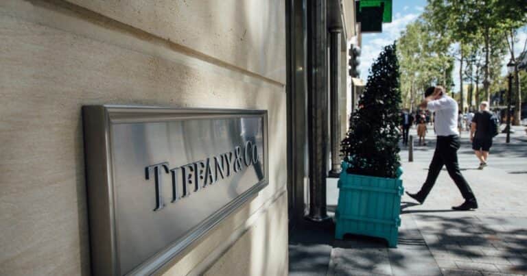 Un hombre se robó y tragó un par de aros Tiffany valuados en 800.000 dólares para evitar ser arrestado
