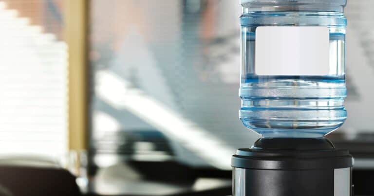 Orinó en el dispenser de agua de la oficina y contagió con ETS a sus compañeras: «Tenía un sabor extraño»