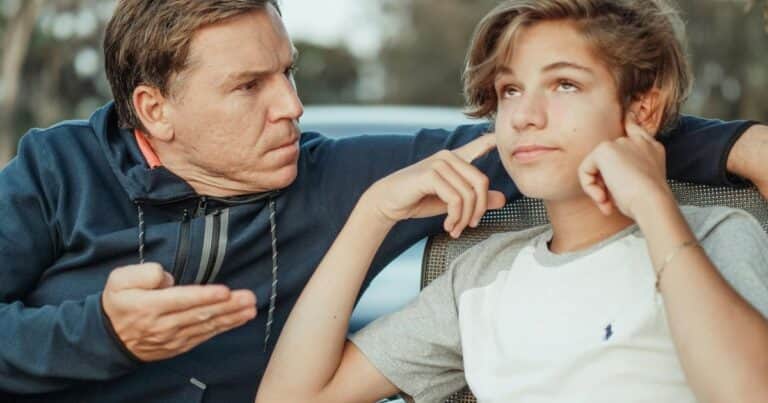 Cómo ayudar a los adolescentes ansiosos a sentirse seguros y tranquilos: consejos prácticos para padres