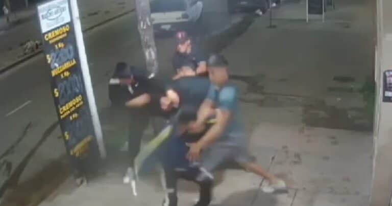 Estaba en un kiosco con sus amigos, discutió con otro grupo y lo asesinaron a cuchillazos