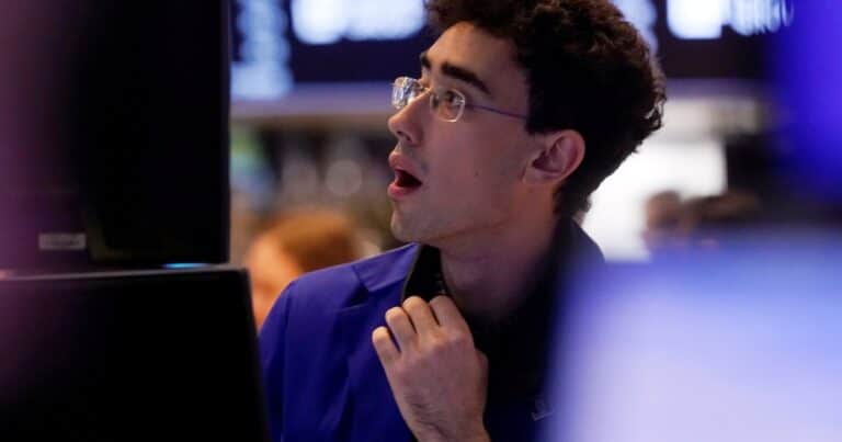 Wall Street sigue en rojo, pero acciones y bonos argentinos se recuperan por efecto del DNU del FMI