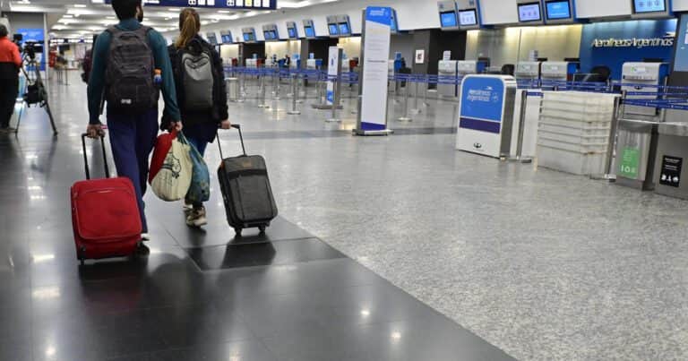 Vuelos: la estabilidad del dólar y la mayor competencia empujaron hacia abajo los precios de los pasajes