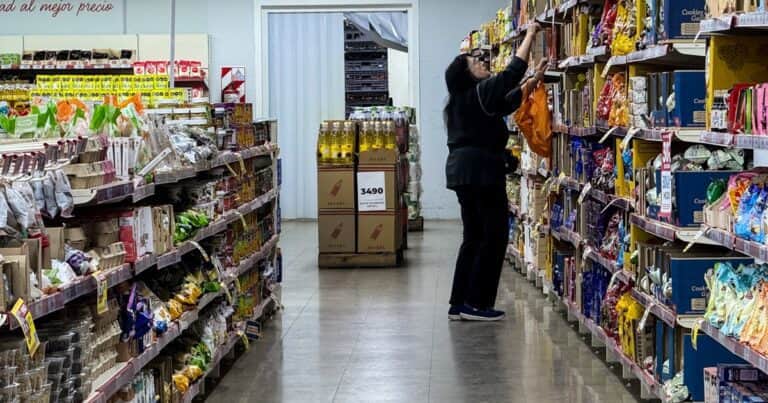 El consumo masivo sigue sin recuperarse: volvió a bajar la compra de productos esenciales en marzo