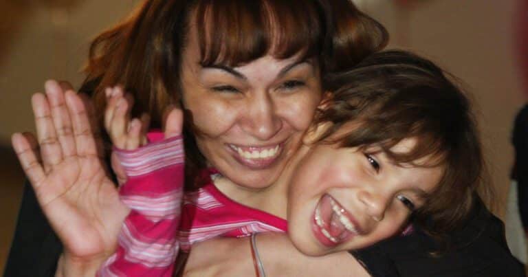 Le dijeron que su hija había muerto en un incendio, pero años después descubrió una oscura verdad