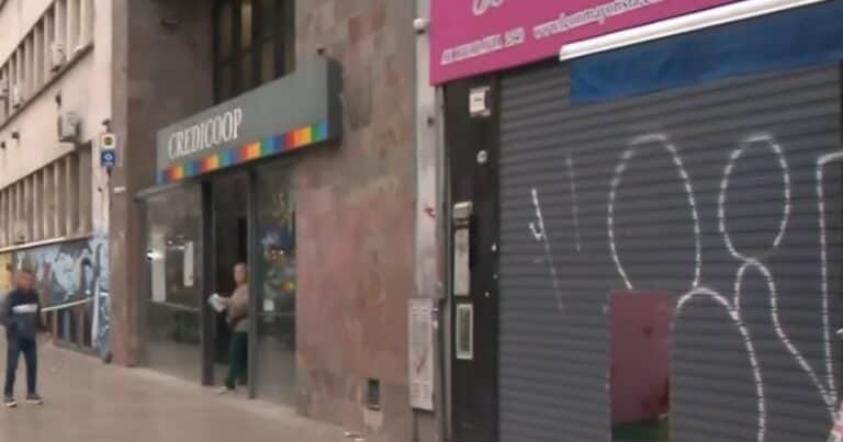Terror en un centro de estética de Balvanera: un hombre llegó en moto y le pegó un tiro a una empleada
