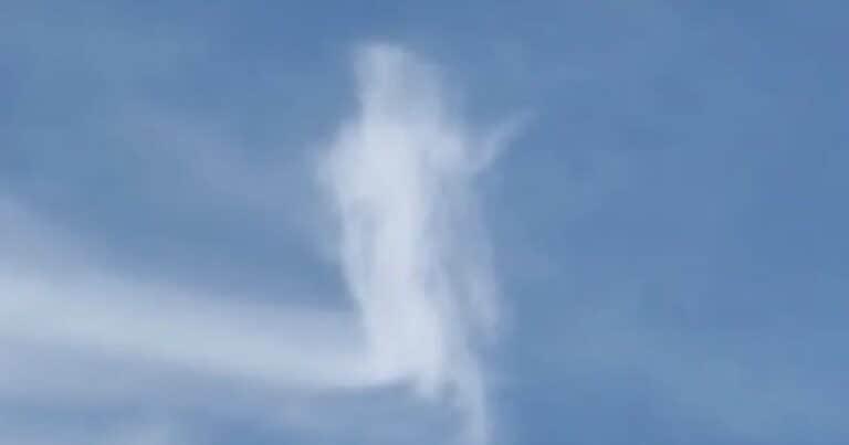 Filman una nube con forma de Jesús que apareció flotando sobre una basílica: «una señal divina»
