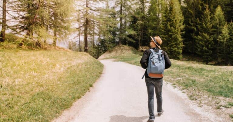 Qué es la caminata del granjero: el ejercicio que mejora la fuerza y el equilibrio