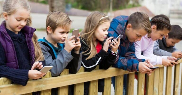 El uso del celular antes de los 13 años compromete la salud mental