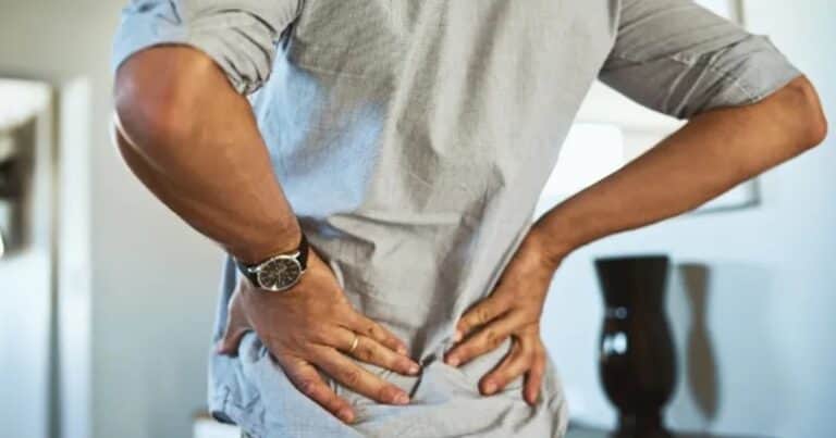 Dolor de espalda crónico: cómo aliviarlo con una rutina suave de estiramientos