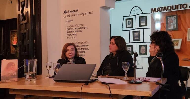 «Finisterre»: La novela de María Rosa Lojo que cumple 20 años y actualiza su mirada sobre el desarraigo