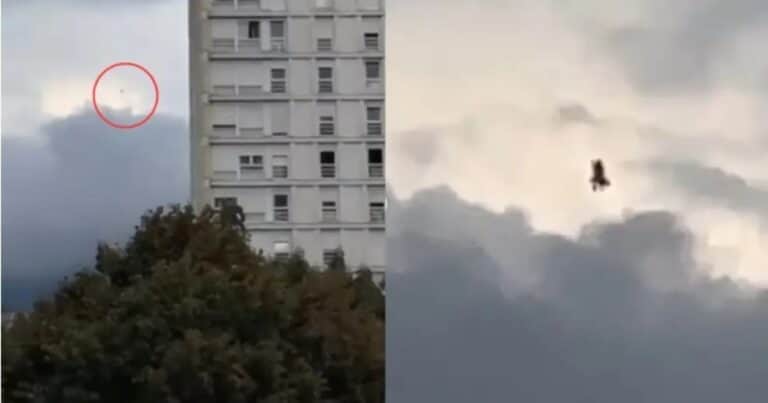 Filmaron a una presunta bruja volando sobre una escoba