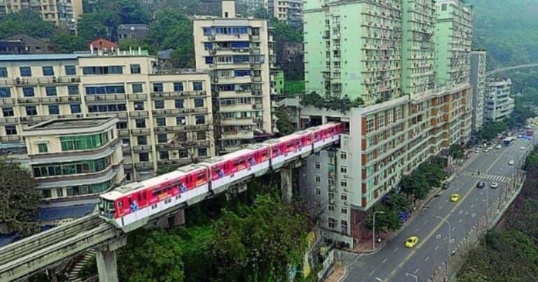 Increíble pero real: el subte que pasa por el sexto piso de un edificio de departamentos