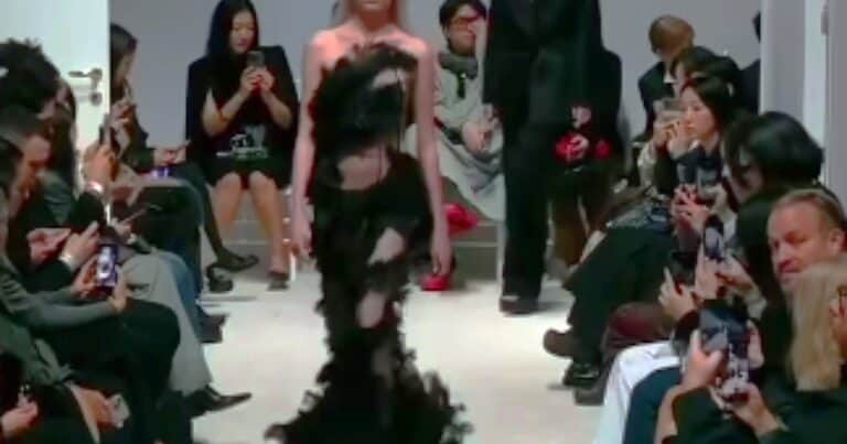 Kai Schreiber, la hija de Naomi Watts, se declaró transgénero y deslumbró como modelo en París