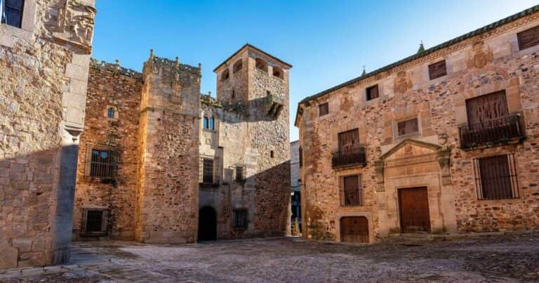 Calles empedradas y siglos de historia: el casco antiguo español que enamora