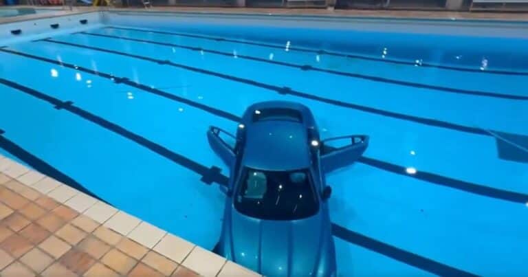Francia: un auto en el que viajaba una niña de 5 termina en el fondo de una piscina municipal