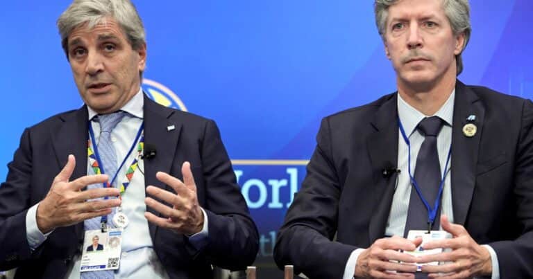 La trastienda de las nuevas bandas cambiarias y el plan de Caputo para pagar la deuda en enero
