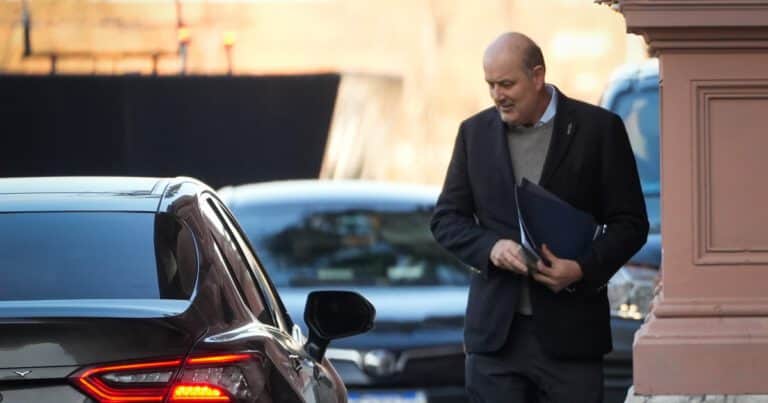 Sturzenegger comparó a los viñateros de Mendoza con el «Chiqui» Tapia por oponerse a una regulación: «Hay que pegarle al chancho para que aparezca el dueño»