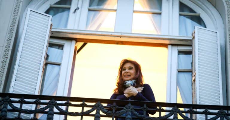 Nuevo parte médico de Cristina Kirchner: todavía no supera el íleo posoperatorio y seguirá internada