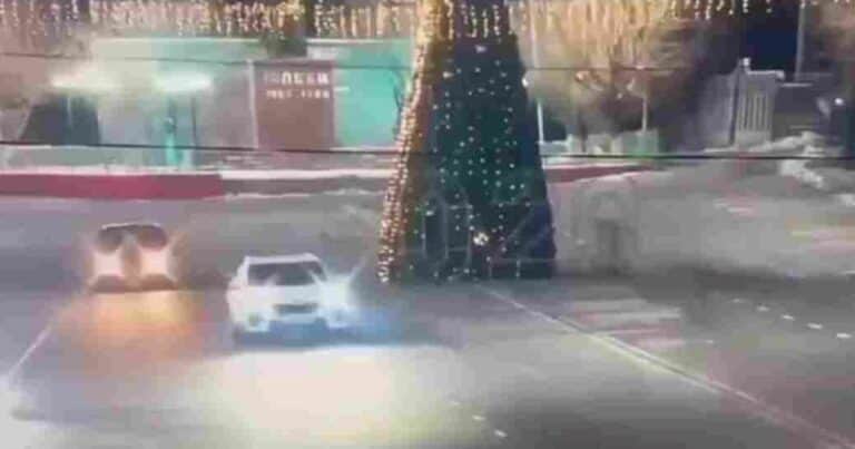Kazajistán: un conductor embistió un enorme árbol de Navidad y huyó