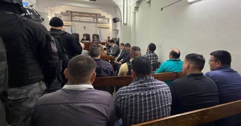 Juzgan a ocho guardias por torturar y matar a un preso: el fiscal no quiere acusarlos y hay polémica