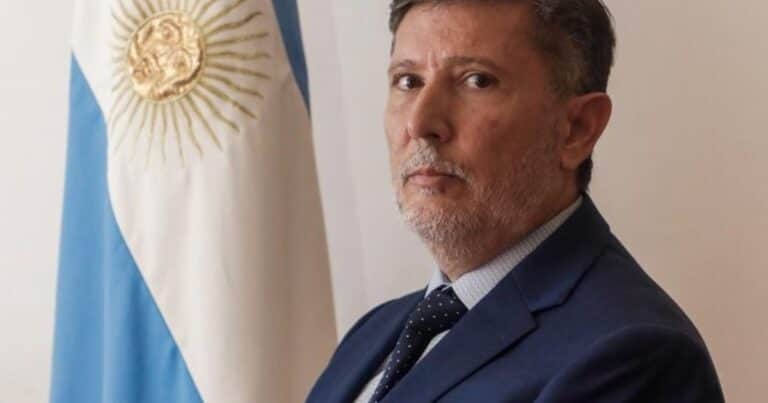 Dirigentes de origen radical piden a la justicia la suspensión del DNU que reformó la Ley de Inteligencia