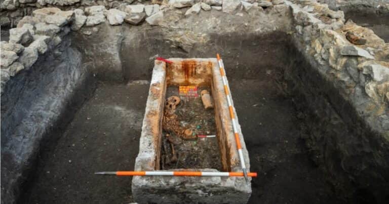 Arqueólogos descubrieron un sarcófago romano de 1.700 años de antigüedad