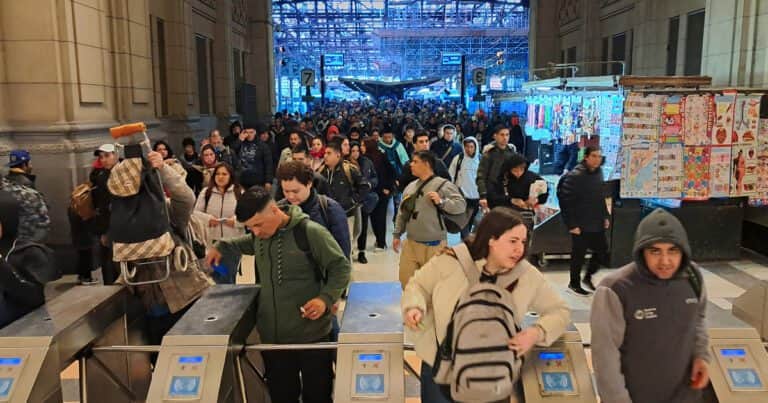 Por la suba de la inflación, los salarios acumulan tres meses de caída y terminaron el 2025 con pérdida de poder de compra