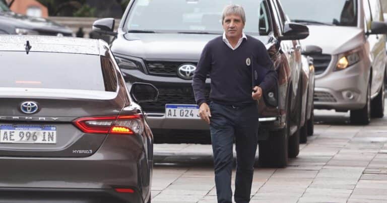 Un año después del acuerdo con el FMI, Caputo vuelve a Washington para destrabar US$ 1.000 millones