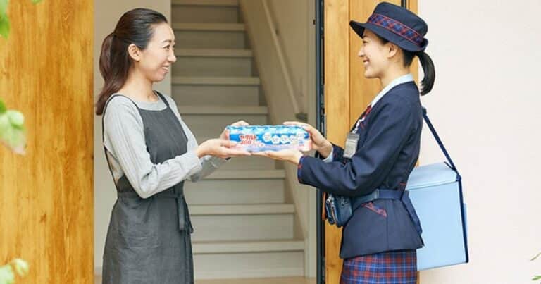 Quiénes son «las damas del yogur»: el fenómeno social para ayudar a personas solas en Japón