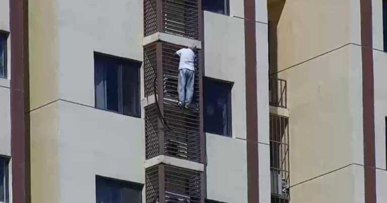 Una mujer de 89 años se trepó al enrejado del piso 27 de un edificio tras quedar atrapada en su casa: «¡Señora, no se mueva!»
