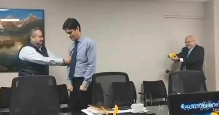 Polémica en Perú: un alcalde aparece en un video usando una pistola eléctrica contra su asesor
