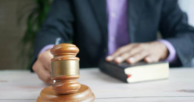 La echaron del trabajo alegando que su esposo era el director general de una empresa rival y la Justicia ordenó indemnizarla con miles de dólares
