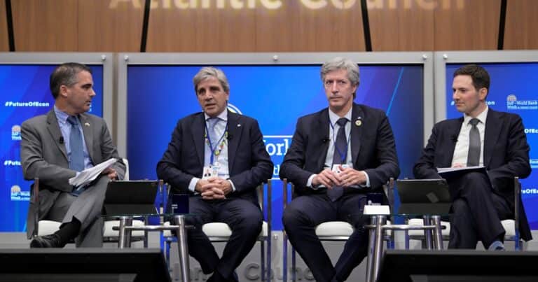 Monitoreado por el FMI, el Gobierno avanza con cautela en medidas de estabilización