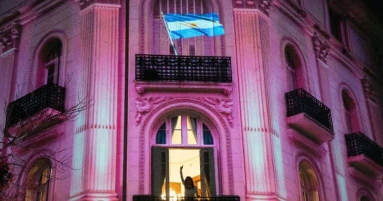 Un intendente organizó la proyección de la Casa Rosada en la fachada del edificio donde vive Cristina Kirchner