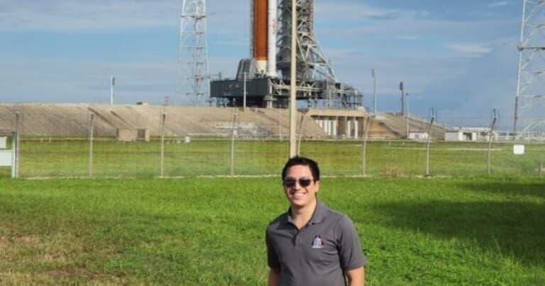 De no hablar inglés y ser rechazado 11 veces a liderar un equipo en la NASA: el ingeniero que desarrolló el sistema de emergencia del Artemis II