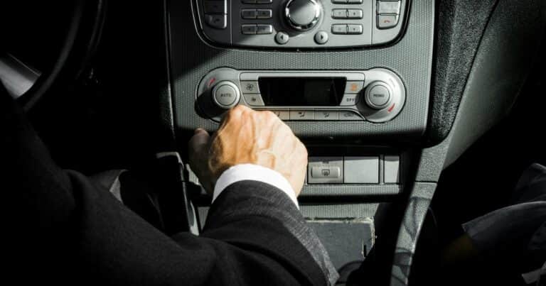 Juanjo Jiménez, mecánico: «Nunca hay que recargar el aire acondicionado del coche»