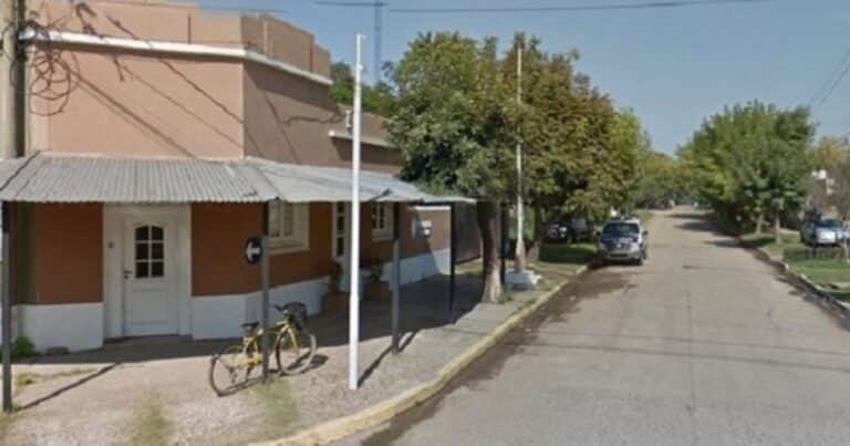 Tenía una orden de detención, se presentó en la comisaría, le disparó a un policía y lo mató