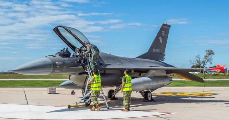 Los pilotos de guerra ya vuelan solos los F16, pero cobran $1,2 millón al mes y crece el éxodo del personal militar