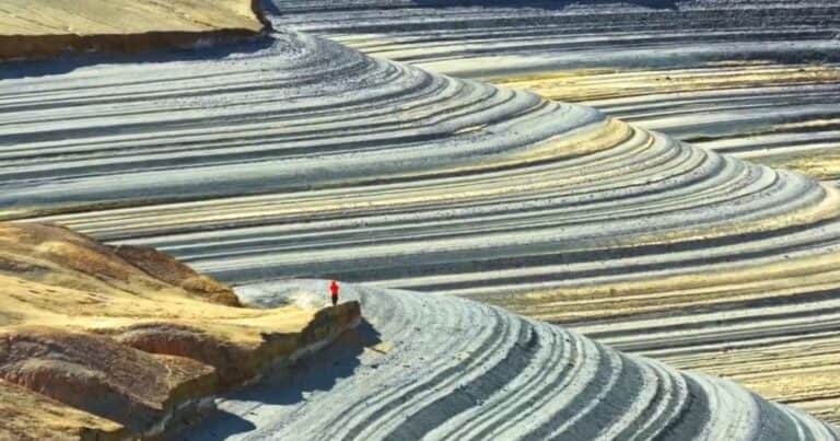 El increíble video de un lago que tiene aspecto extraterrestre
