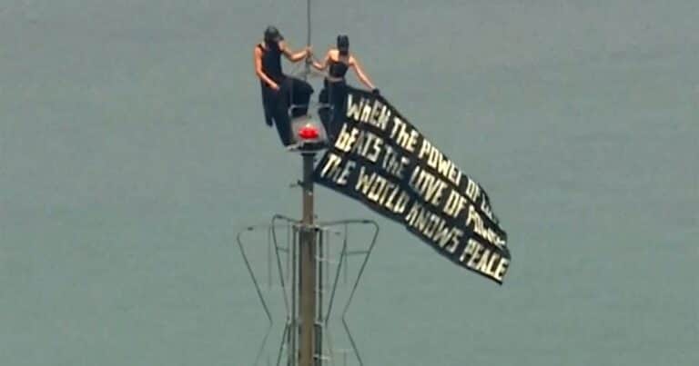 Una pareja escaló el Empire State, dejó un mensaje de paz y él le propuso matrimonio a ella: el video