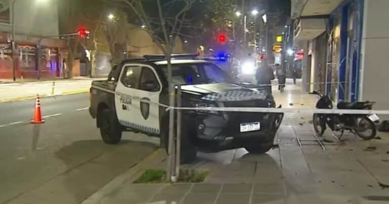 Un patrullero chocó con una moto que escapó de un control y terminaron sobre una vereda en Palermo