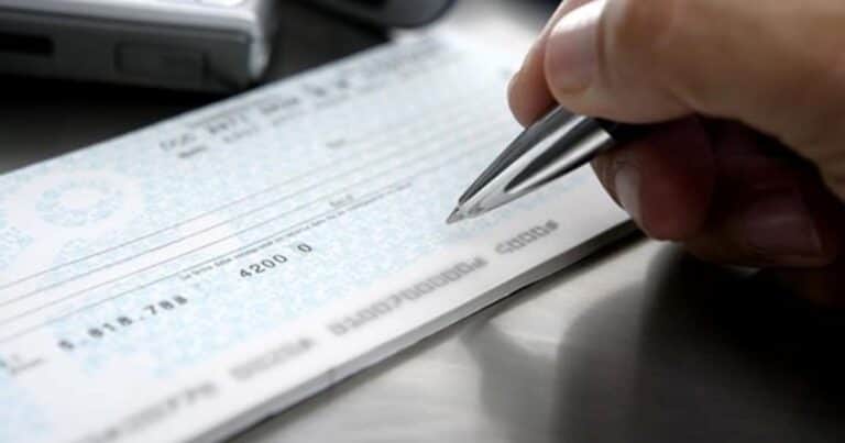 Estrés financiero: los cheques rechazados aumentaron en junio y llegaron a 160.000