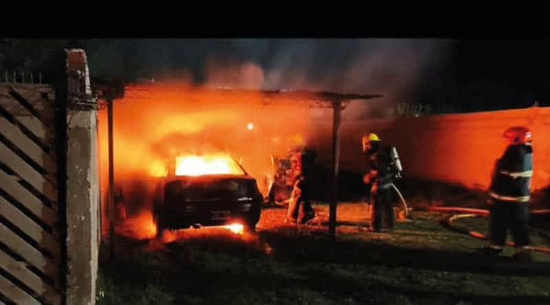 Salida de Bomberos: incendio total de vehículo en barrio Sarmiento