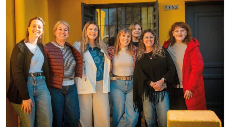 Mujeres Unidas por el Comercio realizó su primera acción solidaria: entregó cerca de 700 juguetes