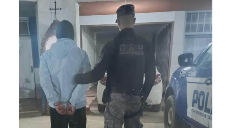 Sorprendió a su expareja en la vía pública y la agredió físicamente: un joven de 25 años, detenido