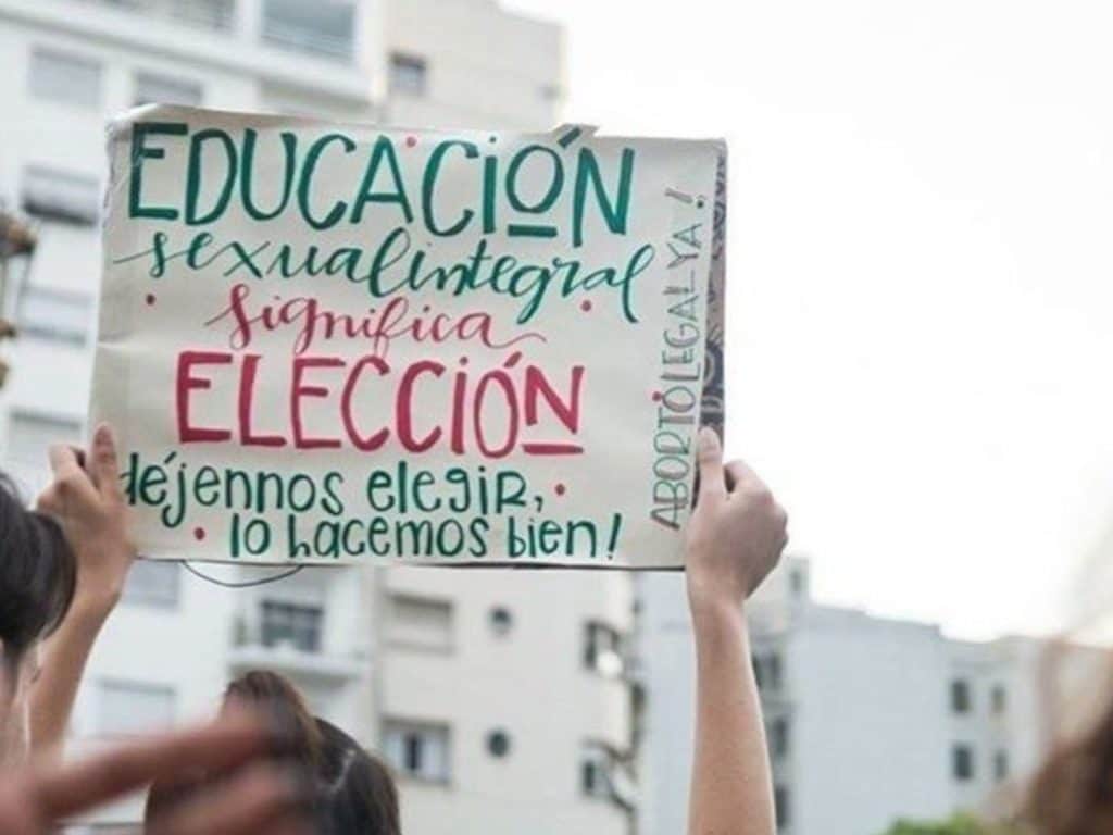 ESI: una niña pudo avisar que era abusada sexualmente escribiendo las paredes del baño de la escuela