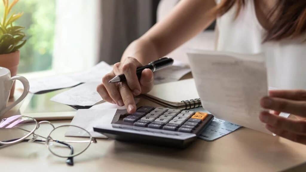 Seis millones de endeudados y una ley que les ofrece un curso