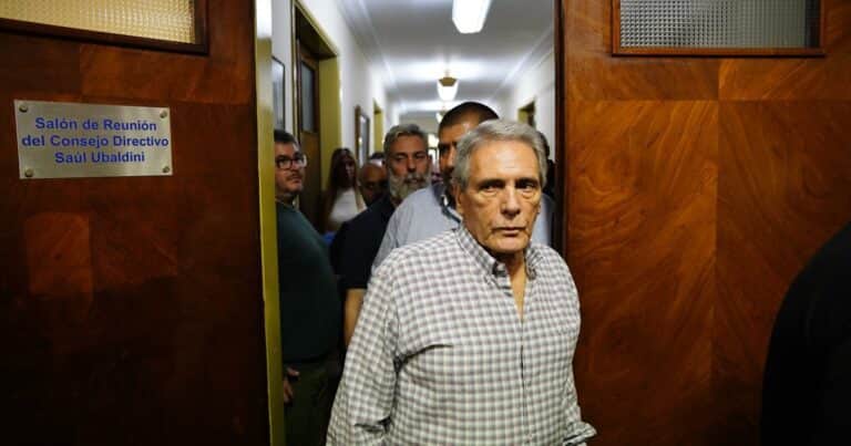 Carlos Acuña, uno de los jefes de la CGT, fue procesado y embargado por el bloqueo de una estación de servicio