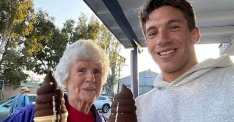 Se quedó sin trabajo y se mudó a la casa de su abuela de 90 años